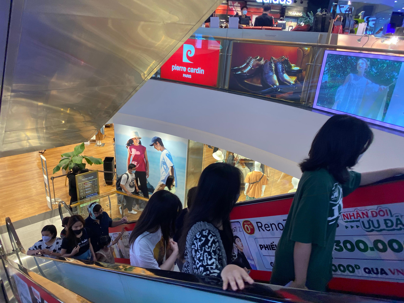 Thang cuốn lên xuống các tầng thường xuyên kín người