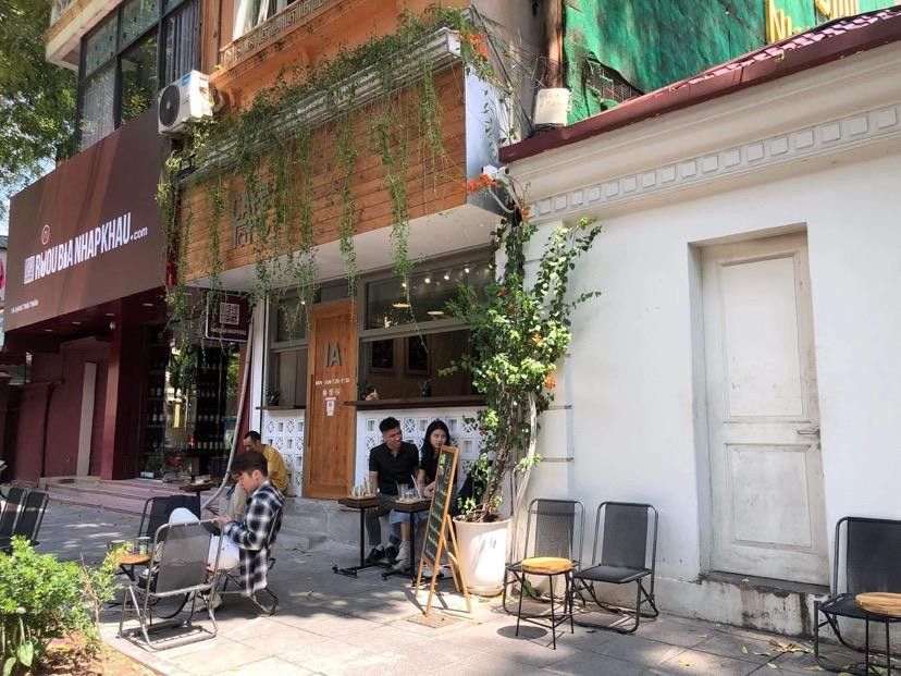 Một số quán vỉa hè có bóng râm mát, lác đác có khách ngồi uống nước