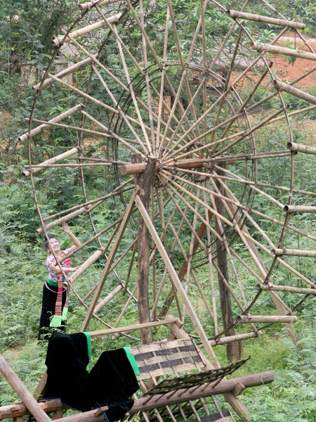 Thiếu nữ bên guồng nước