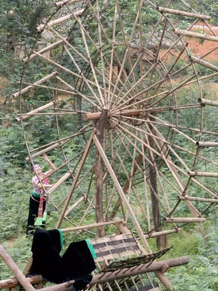 Thiếu nữ bên guồng nước