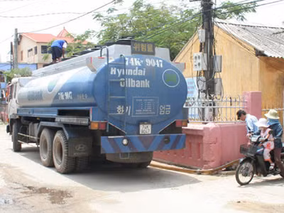 Ngang nhiên tiếp dầu vào khuôn viên trường học . Ảnh: Nguyễn Văn Ngang nhiên tiếp dầu vào khuôn viên trường học