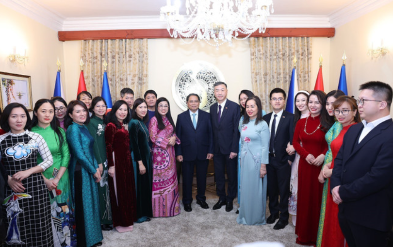Thủ tướng Phạm Minh Chính và Phu nhân với cán bộ, nhân viên Đại sứ quán Việt Nam tại Cộng hoà Séc. (Ảnh: Dương Giang-TTXVN) Thủ tướng Phạm Minh Chính và Phu nhân với cán bộ, nhân viên Đại sứ quán Việt Nam tại Cộng hoà Séc. (Ảnh: Dương Giang-TTXVN)