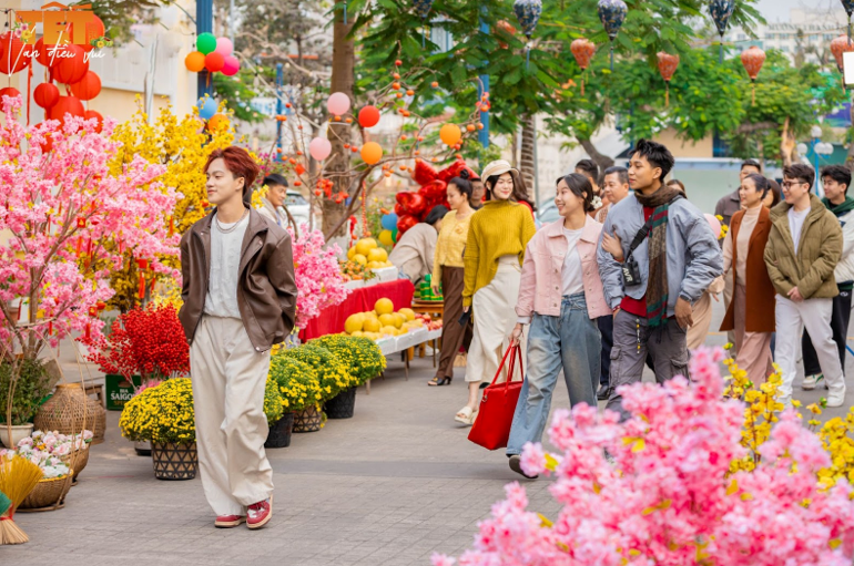 Rộn ràng không khí ngày Tết trong MV “Tết Vạn Điều Vui”