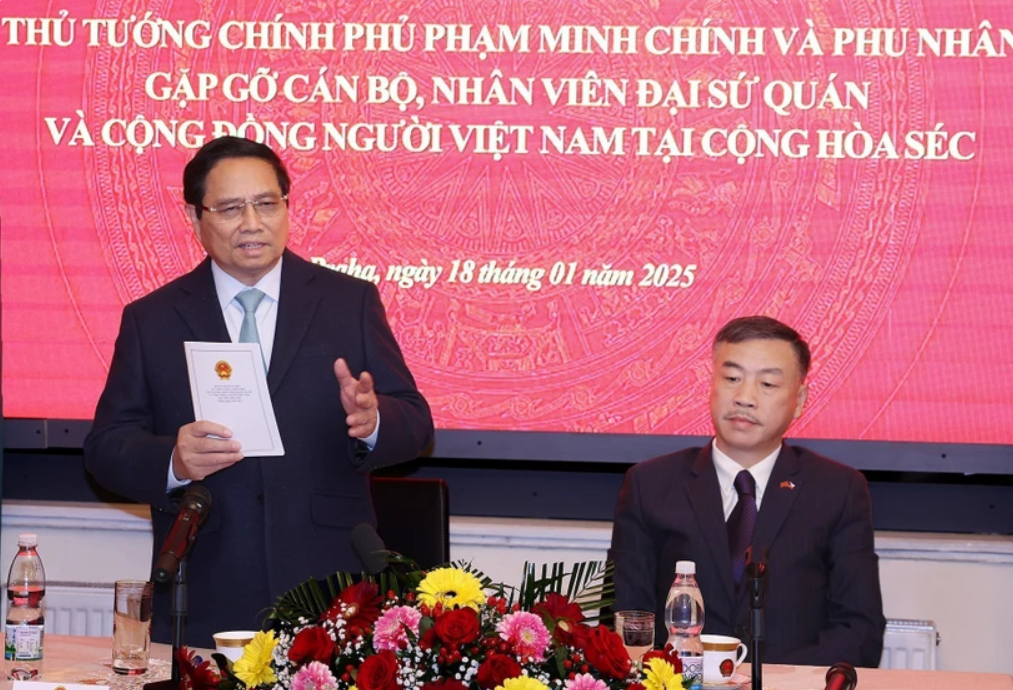 Thủ tướng Phạm Minh Chính phát biểu tại buổi gặp cán bộ, nhân viên Đại sứ quán và đại diện cộng đồng người Việt Nam tại Cộng hoà Séc. (Ảnh: Dương Giang/TTXVN) Thủ tướng Phạm Minh Chính phát biểu tại buổi gặp cán bộ, nhân viên Đại sứ quán và đại diện cộng đồng người Việt Nam tại Cộng hoà Séc. (Ảnh: Dương Giang/TTXVN)