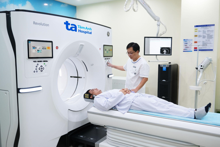 Tâm Anh là bệnh viện đầu tiên tại Đông Nam Á sử dụng Hệ thống chụp CT 1975 lát cắt phiên bản hiện đại, sử dụng phần mềm tích hợp AI giúp phát hiện nhanh và chính xác các tổn thương rất nhỏ chỉ 0,23 mm, qua đó nhận diện rất sớm các bệnh lý nguy hiểm mà các thiết bị thế hệ cũ không thể phát hiện được. Tâm Anh là bệnh viện đầu tiên tại Đông Nam Á sử dụng Hệ thống chụp CT 1975 lát cắt phiên bản hiện đại, sử dụng phần mềm tích hợp AI giúp phát hiện nhanh và chính xác các tổn thương rất nhỏ chỉ 0,23 mm, qua đó nhận diện rất sớm các bệnh lý nguy hiểm mà các thiết bị thế hệ cũ không thể phát hiện được.