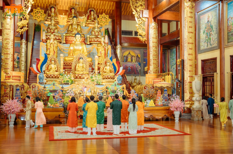 Hình ảnh lên chùa cầu phúc dịp năm mới trong MV