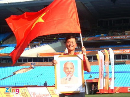 Người mang cờ Việt Nam đến khán đài World Cup ảnh 2