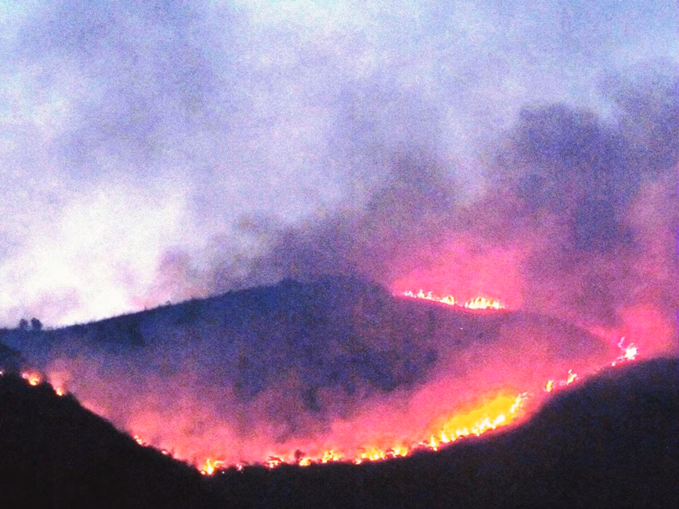 Biển lửa ở rừng Hải Vân đêm 2 rạng sáng 3-5 Ảnh: N.Cường