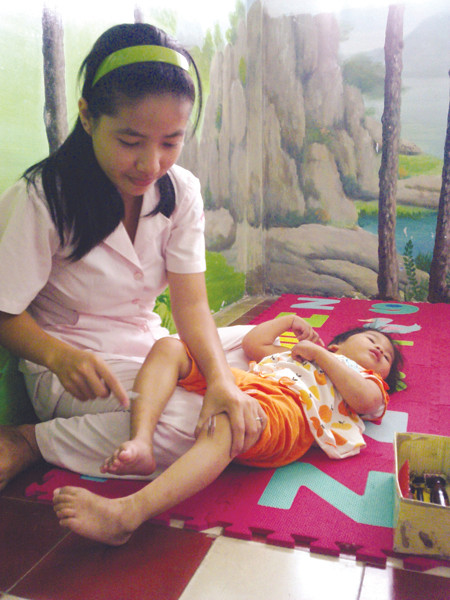 Trương Thùy Linh tập vật lý trị liệu cho các em bại liệt