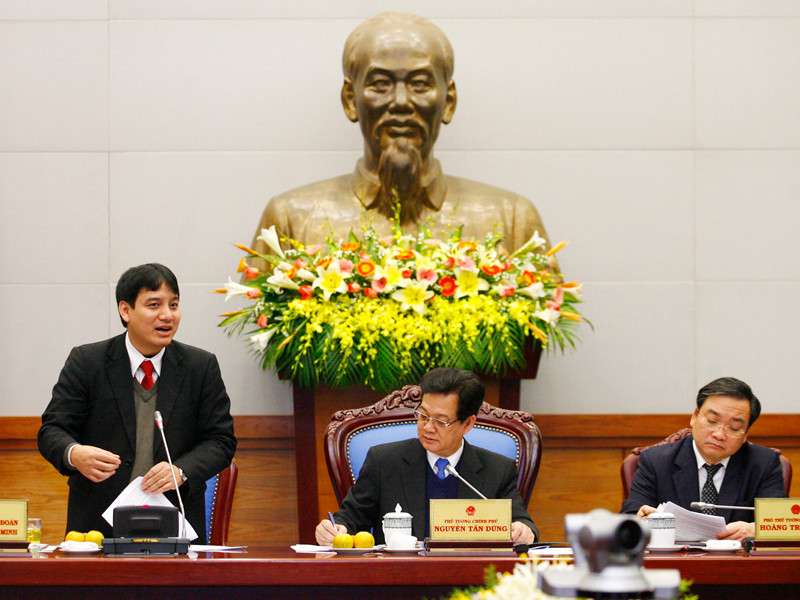 Bí thư Thứ nhất T.Ư Đoàn Nguyễn Đắc Vinh (đứng) báo cáo với Thủ tướng Nguyễn Tấn Dũng tại buổi làm việc. Ảnh: Hồng Vĩnh