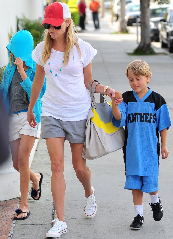 Tiện dụng với áo phông trắng, quần short đơn giản