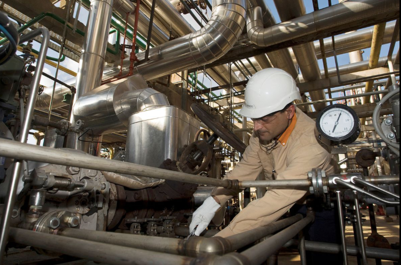 Một nhân viên làm việc tại nhà máy của Repsol ở vùng đông nam Tây Ban Nha năm 2008. (Ảnh: Reuters) Một nhân viên làm việc tại nhà máy của Repsol ở vùng đông nam Tây Ban Nha năm 2008. (Ảnh: Reuters)