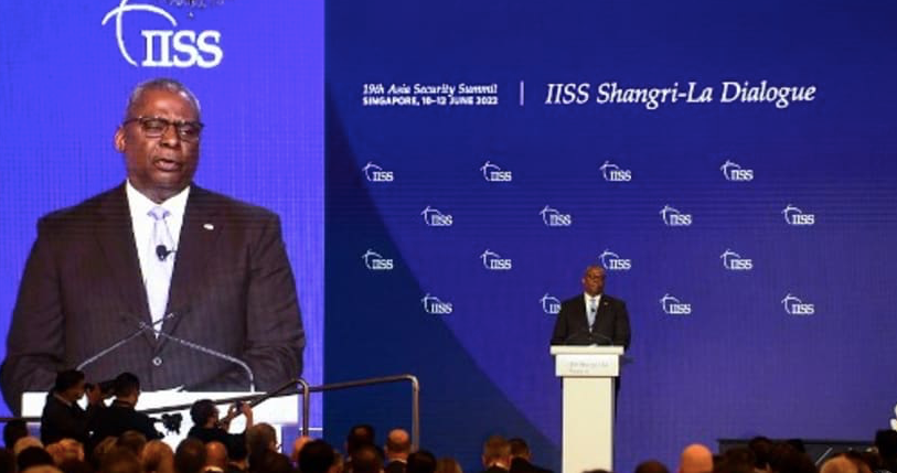 Bộ trưởng Quốc phòng Mỹ Lloyd Austin phát biểu tại Đối thoại Shangri-La ngày 11/6. (Ảnh: CNA)
