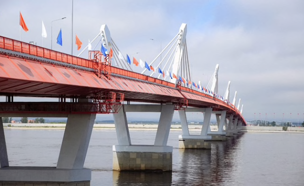 Cây cầu nối thành phố Blagoveshchensk của Nga với thị trấn Hắc Hà của Trung Quốc