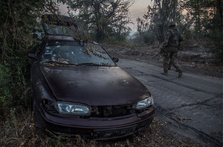 Một chiếc ô tô bị hỏng ở thành phố Sievierodonetsk ngày 20/6. (Ảnh: Reuters) Một chiếc ô tô bị hỏng ở thành phố Sievierodonetsk ngày 20/6. (Ảnh: Reuters)