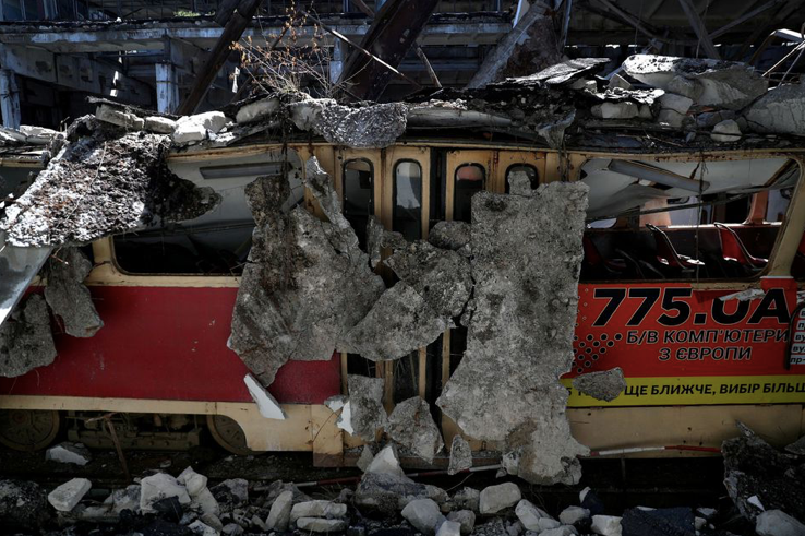 Một xe điện bị hư hỏng sau đợt tấn công vào Kharkiv ngày 15/6. (Ảnh: Reuters) Một xe điện bị hư hỏng sau đợt tấn công vào Kharkiv ngày 15/6. (Ảnh: Reuters)