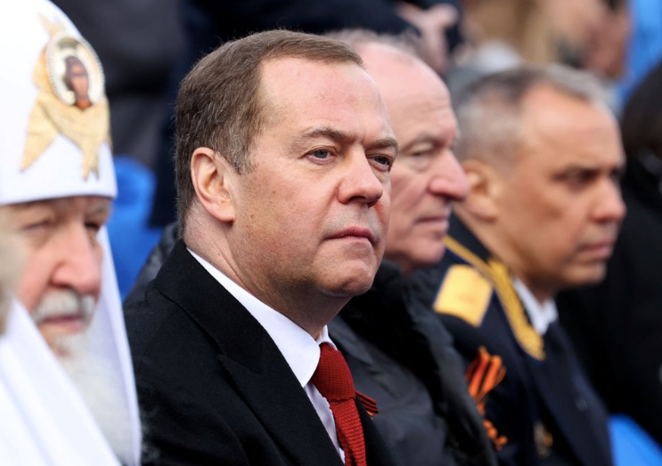 Cựu Tổng thống Nga Dmitry Medvedev dự lễ duyệt binh kỷ niệm Ngày chiến thắng 9/5. (Ảnh: Reuters) Cựu Tổng thống Nga Dmitry Medvedev dự lễ duyệt binh kỷ niệm Ngày chiến thắng 9/5. (Ảnh: Reuters)