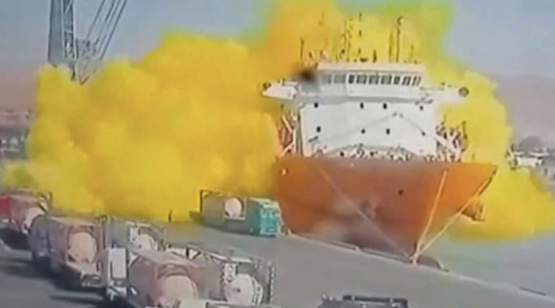 Đám khí khổng lồ màu vàng tỏa ra sau sự cố. (Ảnh cắt từ clip)