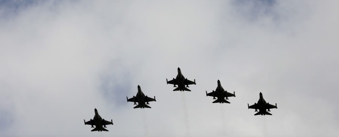Đội máy bay bay biểu diễn trong lễ khai trương trung tâm bảo dưỡng tiêm kích F-16 ở thành phố Đài Trung của Đài Loan (Trung Quốc) vào tháng 8/2020. (Ảnh: Reuters)