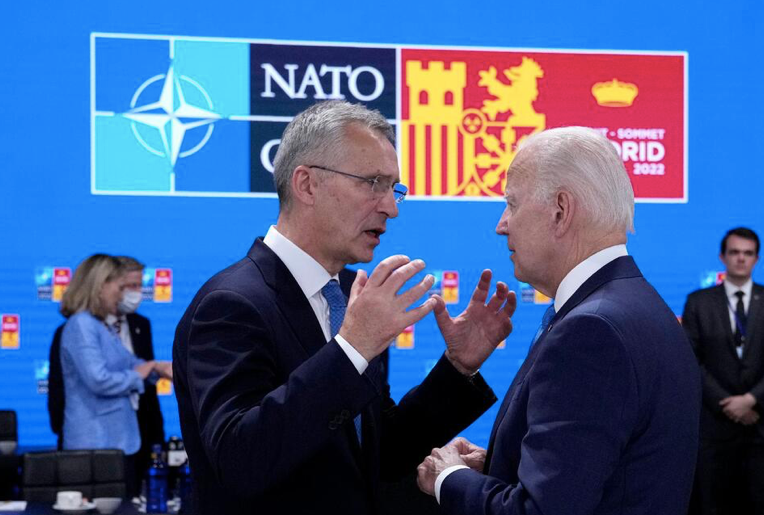 Tổng thống Mỹ Joe Biden (phải) và Tổng thư ký NATO Jens Stoltenberg gặp nhau tại Madrid ngày 29/6. (Ảnh: AP) Tổng thống Mỹ Joe Biden (phải) và Tổng thư ký NATO Jens Stoltenberg gặp nhau tại Madrid ngày 29/6. (Ảnh: AP)