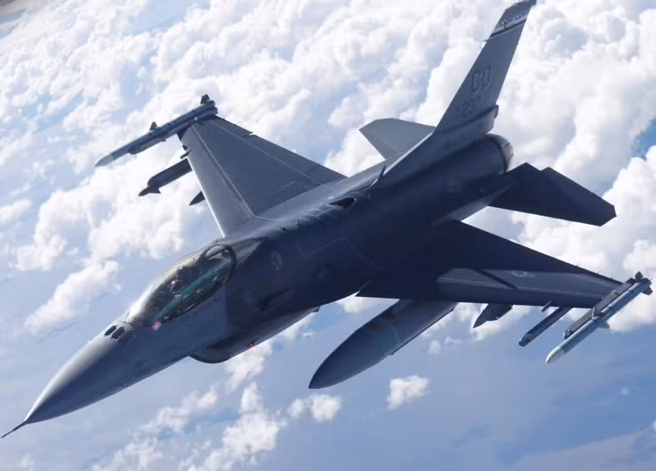 Một chiếc F-16 của Không quân Mỹ Một chiếc F-16 của Không quân Mỹ