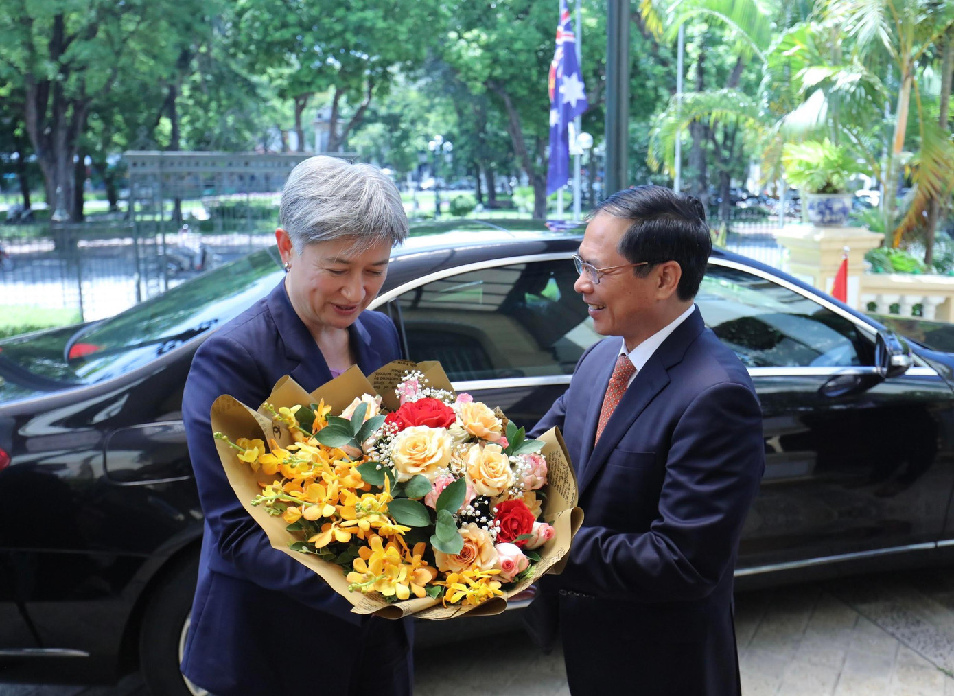Bộ trưởng Ngoại giao Bùi Thanh Sơn đón người đồng cấp Úc Penny Wong. (Ảnh: Như Ý) Bộ trưởng Ngoại giao Bùi Thanh Sơn đón người đồng cấp Úc Penny Wong. (Ảnh: Như Ý)