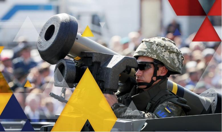 Một lính Ukraine vác tên lửa chống tăng Javelin do Mỹ sản xuất trong cuộc diễu binh năm 2018. (Ảnh: Sky News) Một lính Ukraine vác tên lửa chống tăng Javelin do Mỹ sản xuất trong cuộc diễu binh năm 2018. (Ảnh: Sky News)