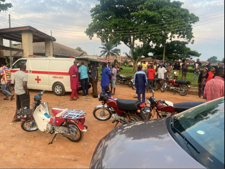 Thân nhân của những người bị tấn công đang chờ nhân viên y tế tiếp nhận các nạn nhân trong vụ tấn công ngày 5/6. (Ảnh: Reuters)