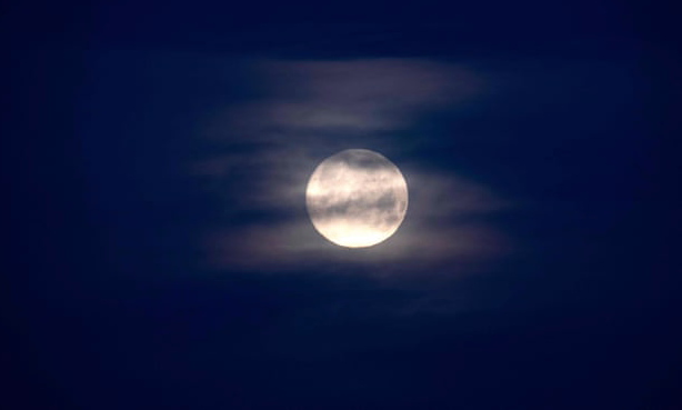 Các nhà khoa học Trung Quốc tìm thấy dấu hiệu của nước trong mẫu vật thu về từ Mặt trăng Các nhà khoa học Trung Quốc tìm thấy dấu hiệu của nước trong mẫu vật thu về từ Mặt trăng