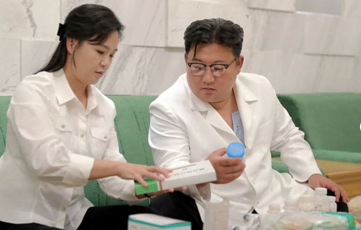 Ông Kim Jong Un kiểm tra hàng hoá y tế để hỗ trợ các gia đình trong đợt dịch tiêu hoá. (Ảnh: KCNA) Ông Kim Jong Un kiểm tra hàng hoá y tế để hỗ trợ các gia đình trong đợt dịch tiêu hoá. (Ảnh: KCNA)