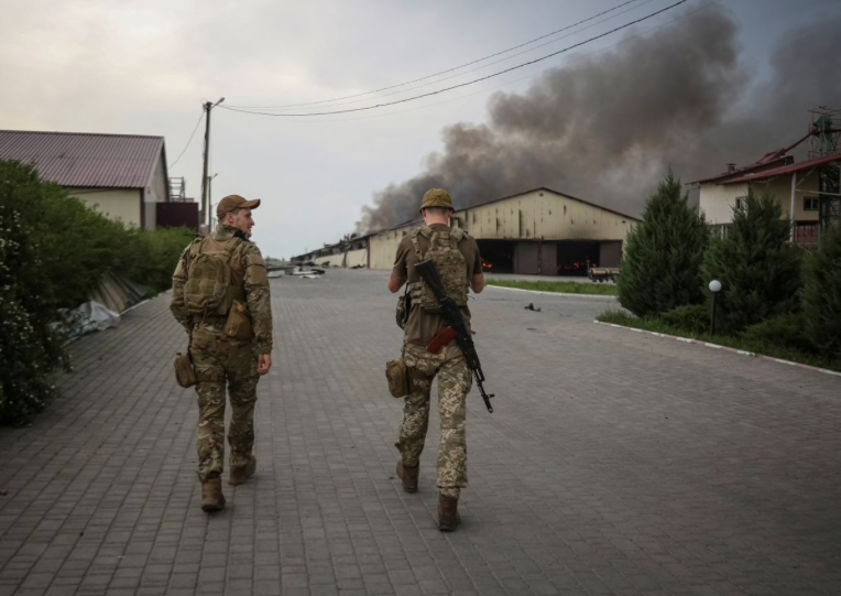 Hai lính Ukraine đang đi trên một con đường ở tỉnh Lugansk ngày 31/5. (Ảnh: Reuters) Hai lính Ukraine đang đi trên một con đường ở tỉnh Lugansk ngày 31/5. (Ảnh: Reuters)
