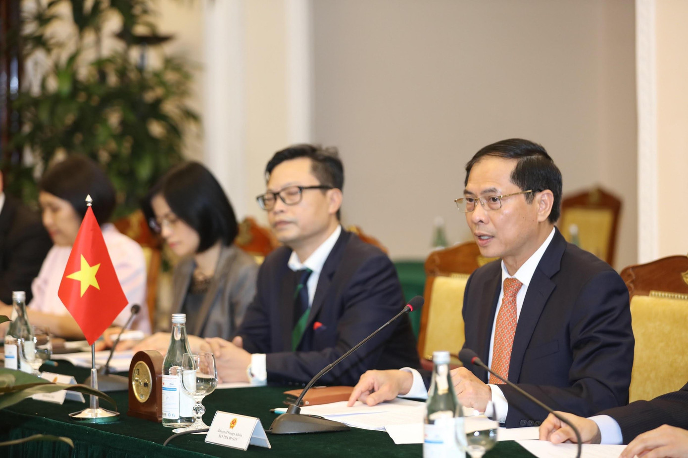 Bộ trưởng Ngoại giao Bùi Thanh Sơn và đoàn Việt Nam trong cuộc hội đàm. (Ảnh: Như Ý) Bộ trưởng Ngoại giao Bùi Thanh Sơn và đoàn Việt Nam trong cuộc hội đàm. (Ảnh: Như Ý)