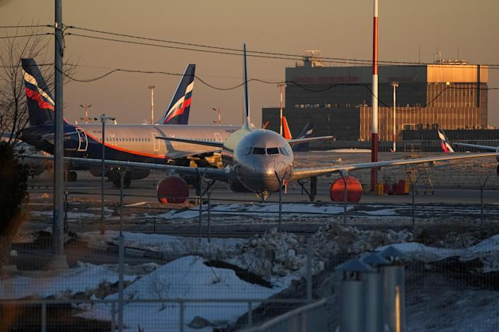 Máy bay của hãng hàng không Aeroflot đậu tại sân bay Sheremetyevo ngày 1/3. (Ảnh: AP)