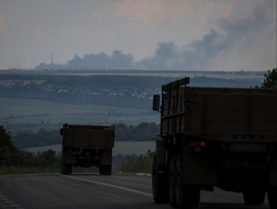 Nhà máy nhiệt điện ở Svitlodarsk, thuộc tỉnh Donetsk, bốc cháy sau khi trúng pháo ngày 12/6. (Ảnh: Reuters) Nhà máy nhiệt điện ở Svitlodarsk, thuộc tỉnh Donetsk, bốc cháy sau khi trúng pháo ngày 12/6. (Ảnh: Reuters)