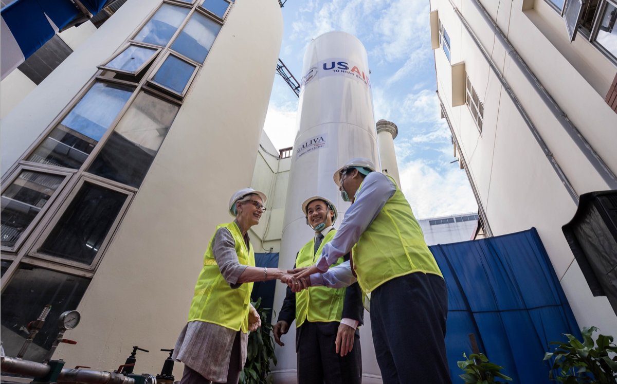 Bà Sherman thăm Bệnh viện Bạch Mai để dự lễ khởi động dự án lắp đặt hệ thống oxy hoá lỏng do USAID tài trợ. (Ảnh: ĐSQ Mỹ)