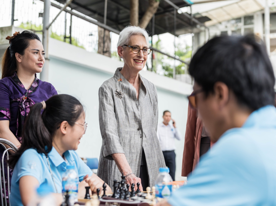 Thứ trưởng Ngoại giao Mỹ Wendy Sherman (giữa) thăm Trung tâm thể thao Khúc Hạo, nơi các vận động viên khuyết tật đang tập luyện cho các giải đấu. (Ảnh: ĐSQ Mỹ)