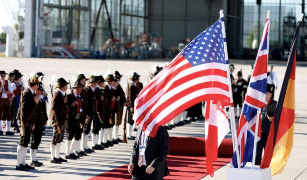 Đón các lãnh đạo G7 xuống sân bay Munich của Đức để dự thượng đỉnh G7. (Ảnh: Reuters) Đón các lãnh đạo G7 xuống sân bay Munich của Đức để dự thượng đỉnh G7. (Ảnh: Reuters)