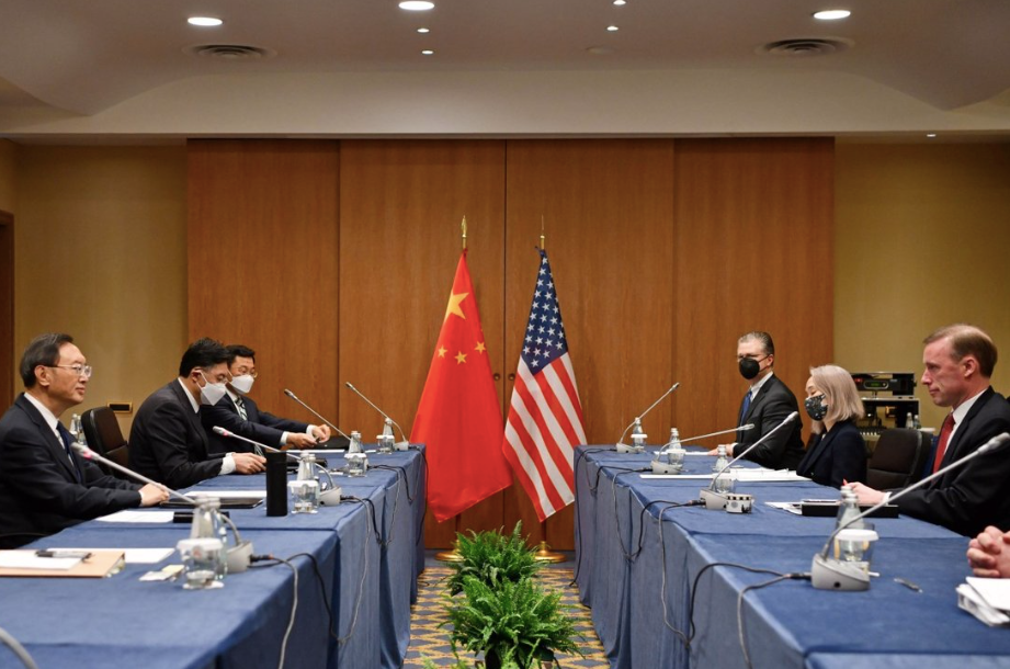 Cố vấn an ninh quốc gia Mỹ Jake Sullivan và Ủy viên Bộ Chính trị Trung Quốc Dương Khiết Trì trong cuộc gặp tại Rome ngày 14/3. (Ảnh: Xinhua)