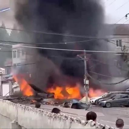 Hiện trường vụ máy bay lao xuống phố ở tỉnh Hồ Bắc, Trung Quốc. (Ảnh: Weibo)