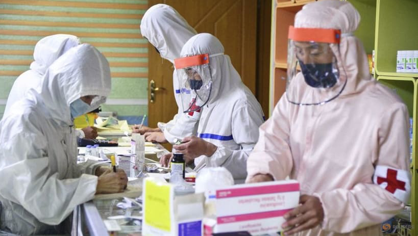 Các nhân viên y tế tại một quầy phát thuốc ở Bình Nhưỡng. (Ảnh: Reuters) Các nhân viên y tế tại một quầy phát thuốc ở Bình Nhưỡng. (Ảnh: Reuters)