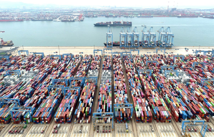 Các container hàng hoá ở cảng Thanh Đảo, tỉnh Sơn Đông, Trung Quốc. (Ảnh: Reuters)
