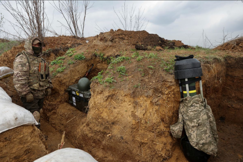 Lính Ukraine đứng gần một tên lửa chống tăng Javelin trong chiến hào ở Donetsk ngày 18/4. (Ảnh: Reuters)