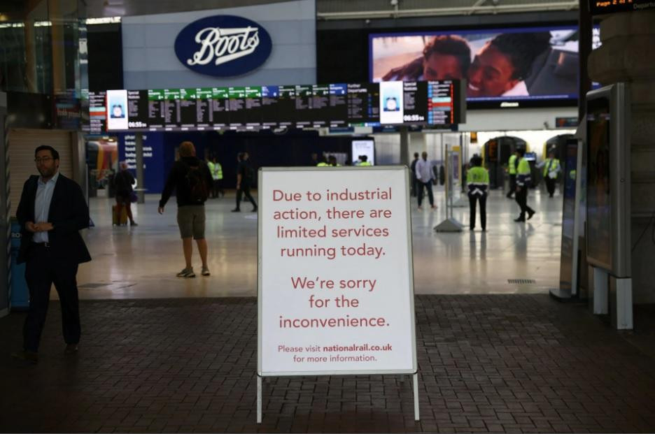 Tấm biển thông báo về việc hạn chế dịch vụ ở nhà ga Waterloo, London, ngày 21/6. (Ảnh: Reuters) Tấm biển thông báo về việc hạn chế dịch vụ ở nhà ga Waterloo, London, ngày 21/6. (Ảnh: Reuters)