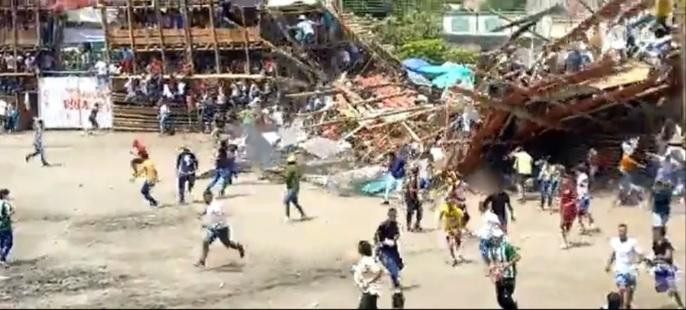 Một phần khán đài đổ sập, khiến mọi người bỏ chạy tán loạn