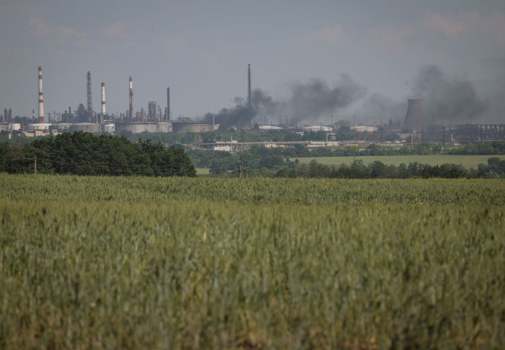 Nhà máy lọc dầu Lysychansk bốc khói sau khi trúng pháo hôm 12/6. (Ảnh: Reuters) Nhà máy lọc dầu Lysychansk bốc khói sau khi trúng pháo hôm 12/6. (Ảnh: Reuters)