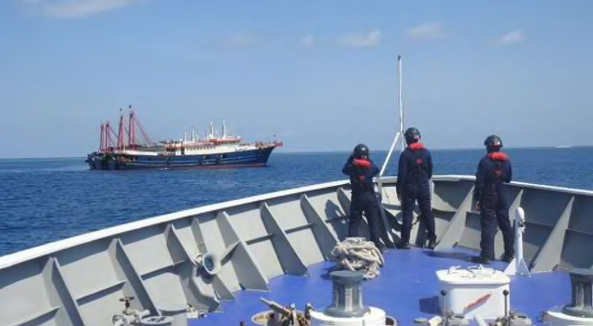 Tàu của Philippines giám sát các tàu cá nguỵ trang của Trung Quốc Tàu của Philippines giám sát các tàu cá nguỵ trang của Trung Quốc