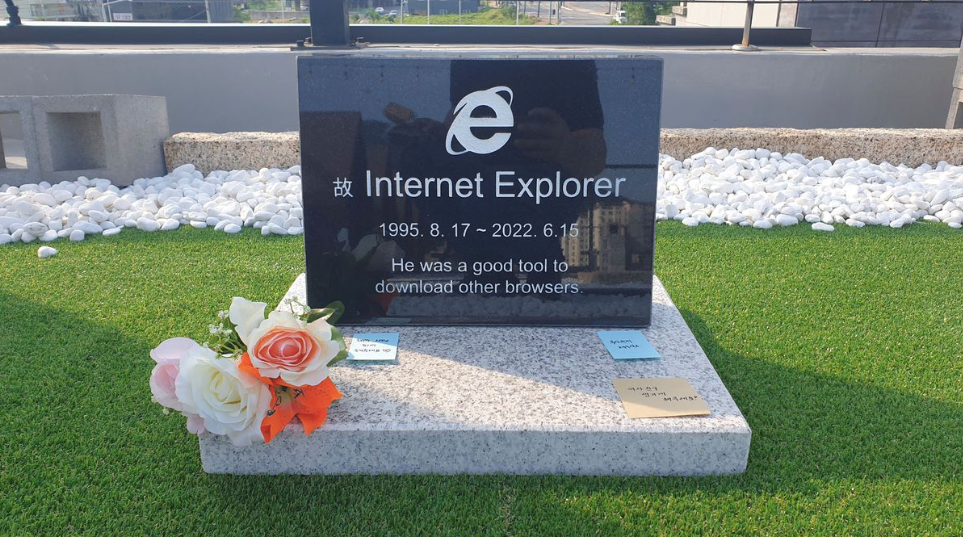 Tấm bia tưởng niệm trình duyệt Internet Explorer được một kỹ sư Hàn Quốc làm. (Ảnh: Reuters) Tấm bia tưởng niệm trình duyệt Internet Explorer được một kỹ sư Hàn Quốc làm. (Ảnh: Reuters)