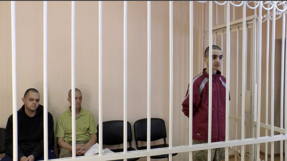 Ba lính đánh thuê bị nhốt sau song sắt khi ra toà ở Donetsk