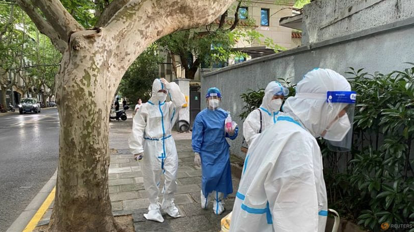 Nhân viên y tế trên đường phố Thượng Hải ngày 9/6. (Ảnh: Reuters) Nhân viên y tế trên đường phố Thượng Hải ngày 9/6. (Ảnh: Reuters)