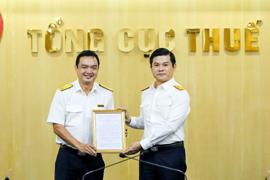 Ông Vũ Chí Hùng - Phó Tổng cục trưởng (bên phải) trao quyết định bổ nhiệm ông Cáp Quý Phúc giữ chức Cục trưởng Cục Thanh tra, kiểm tra. Ông Vũ Chí Hùng - Phó Tổng cục trưởng (bên phải) trao quyết định bổ nhiệm ông Cáp Quý Phúc giữ chức Cục trưởng Cục Thanh tra, kiểm tra.